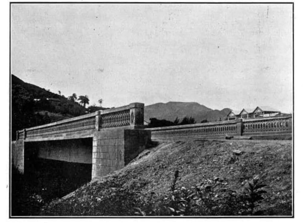 Antiga ponte que ligava a rua do Rezende ao matadouro 1920