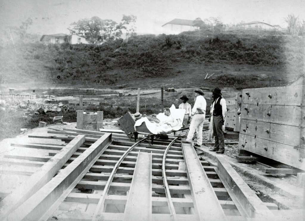 Chalmers mesmo doente inspeciona a construção de uma barragem