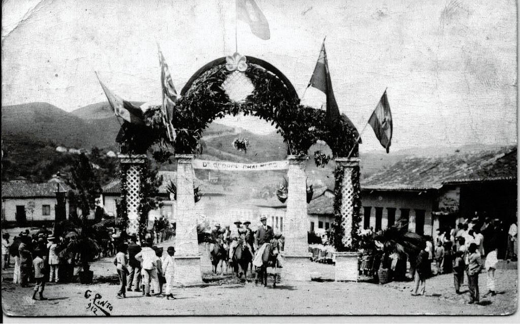 Chegada triunfal de George Chalmers depois de uma das suas viagens na antiga Praça Bernardino de Lima