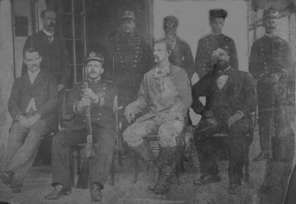 George Chalmers rodeado de seguranças 1890