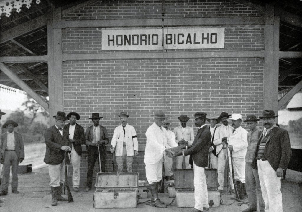Homens armados transportam o ouro a estação de trem de Honório Bicalho