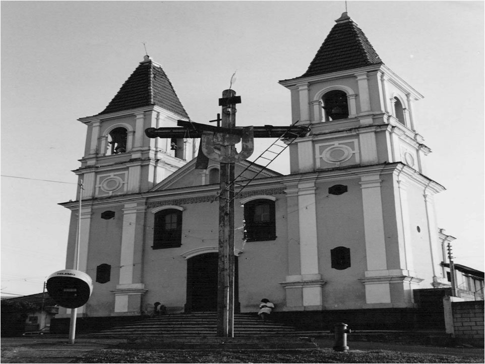 IgrejaRosárioComCruzeiroDeMadeira