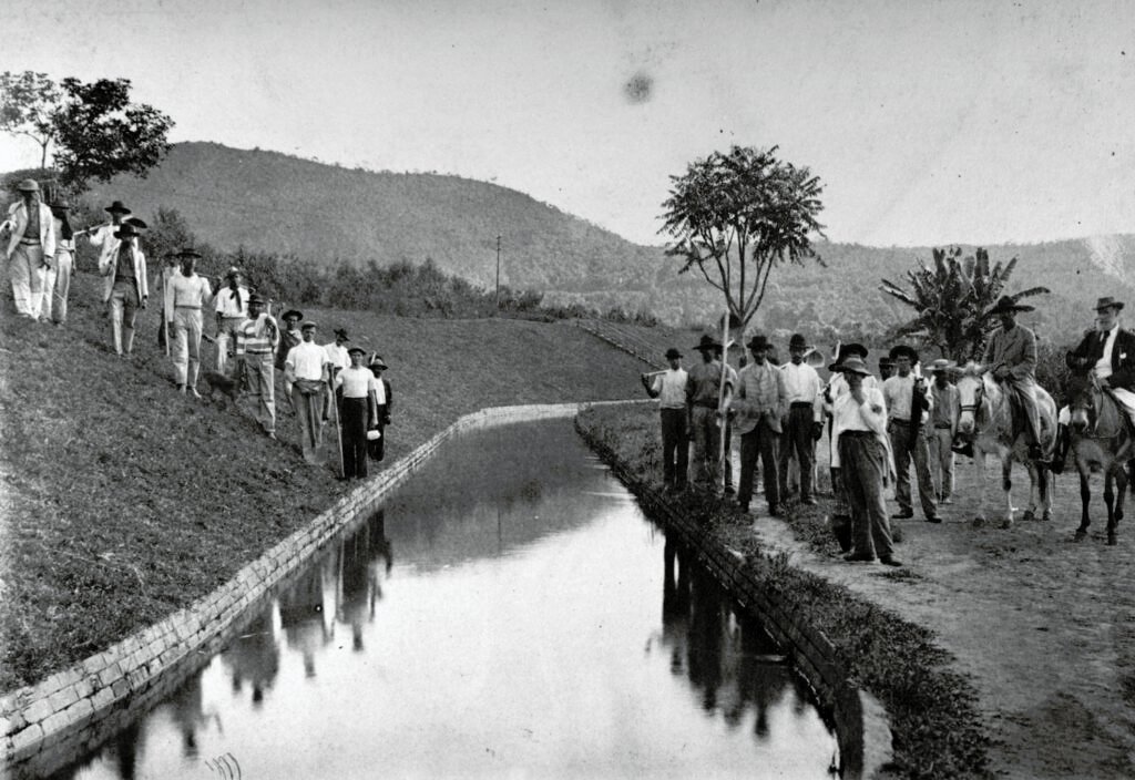 Pessoal responsável pela limpeza do rego grande